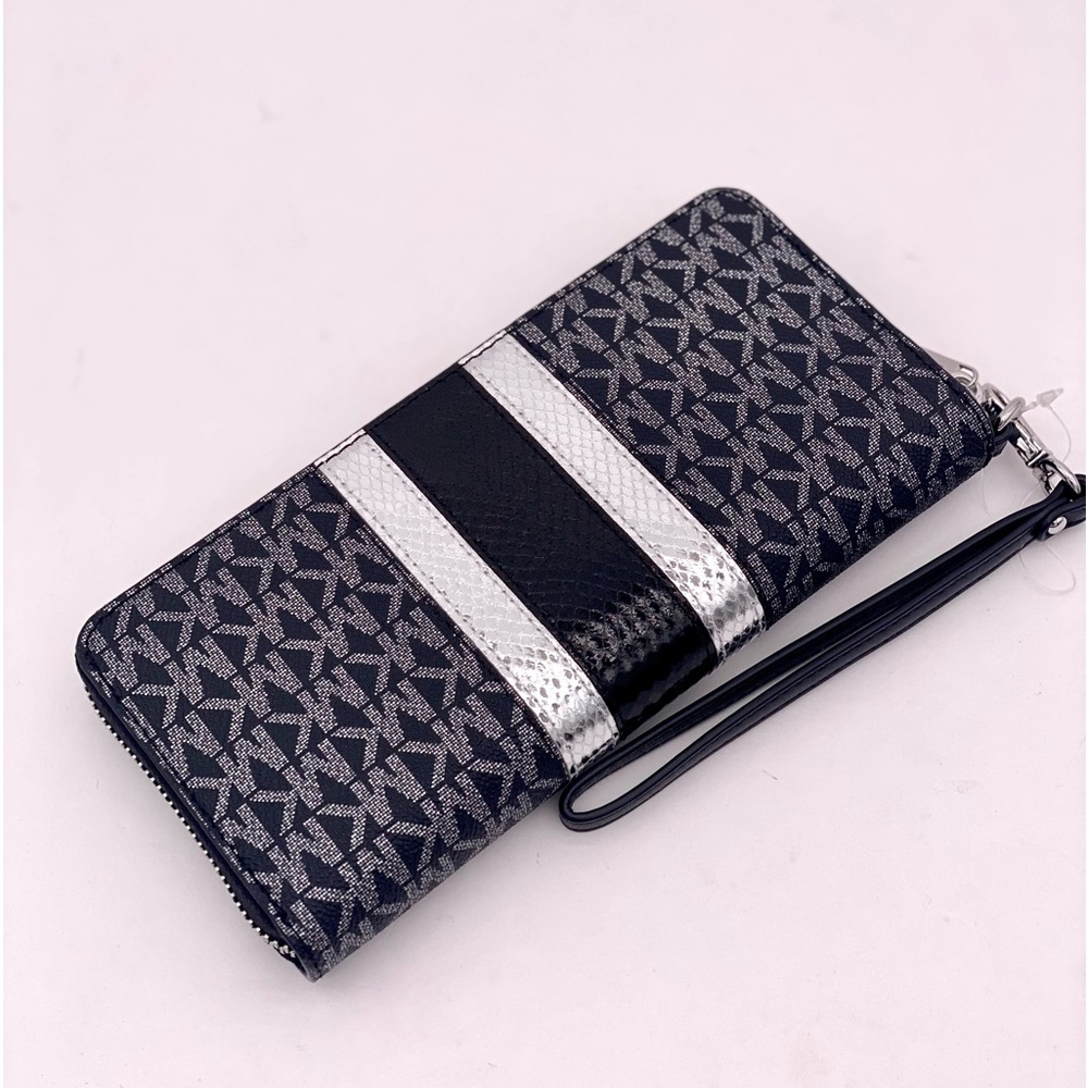 Michael Kors Jet Set Travel Large Signature
Logo and Metallic Continental Wallet - Picture 10 of 12